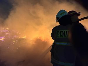 Rumah di Pluit Jakut Terbakar, 22 Unit Damkar Diterjunkan