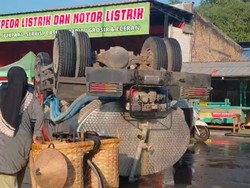Truk Damkar Grobogan Terguling Saat Hendak Padamkan Kebakaran