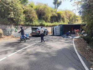 Diduga Rem Blong, Truk Muat Buah Terguling di Jalur Sarangan