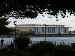 Plafon Kennedy Center Ambruk, Proyek Renovasi Rp 4,4 T Trump Kembali Disorot