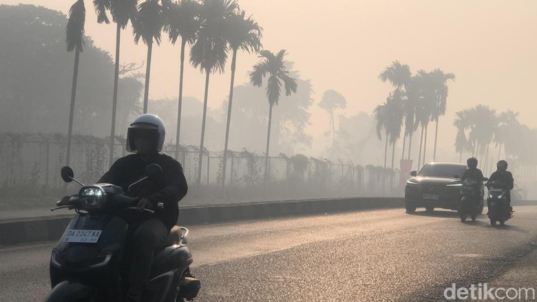 Video Banjarbaru Diselimuti Asap Tebal,Jarak Pandang Cuma 100 Meter!