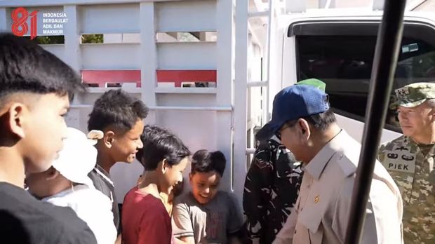 Momen canda terjadi pada saat Prabowo Subianto mengobrol dengan sejumlah anak di posko pengungsian korban gempa M 7,7  NTT. Sejumlah anak meniru joget 'Oke Gas' khas Prabowo.