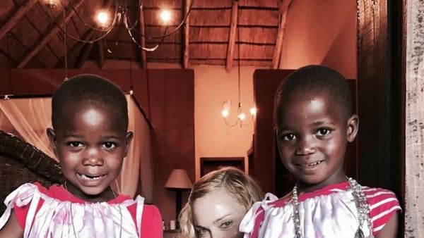 Momen Langka Madonna Pamer Foto Si Kembar Putri Adopsi