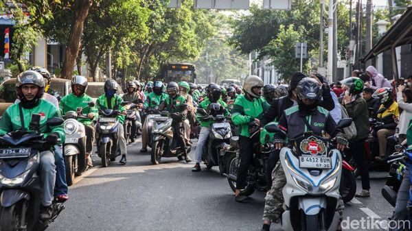 Ojol Mangkal di Badan Jalan, Lalu Lintas Stasiun Palmerah Tersendat
