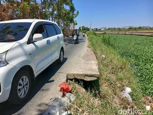 Mobil-Motor Berjatuhan Akibat Patahan di Jalan Inspeksi Kanal Tamangapa Utara