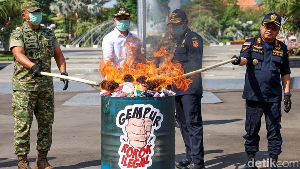 Pemusnahan 43,2 Juta Batang Rokok Ilegal di Surabaya