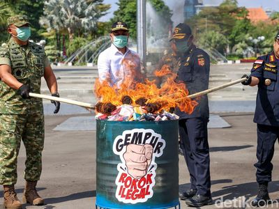 Pemusnahan 43,2 Juta Batang Rokok Ilegal di Surabaya