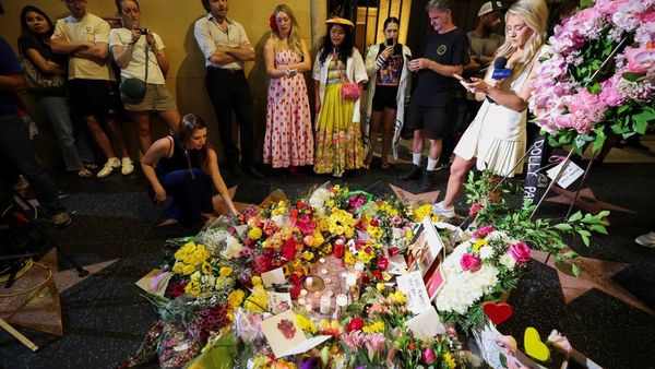 Penggemar Padati Walk of Fame Setelah Dolly Parton Meninggal