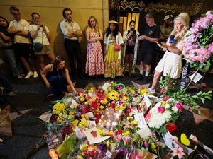 Penggemar Padati Walk of Fame Setelah Dolly Parton Meninggal