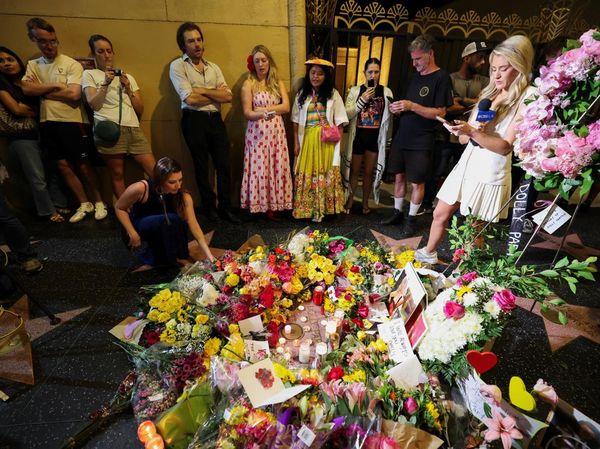 Penggemar Padati Walk of Fame Setelah Dolly Parton Meninggal
