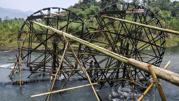 Petani Tasikmalaya Bertahan di Tengah Kemarau dengan Kincir Air