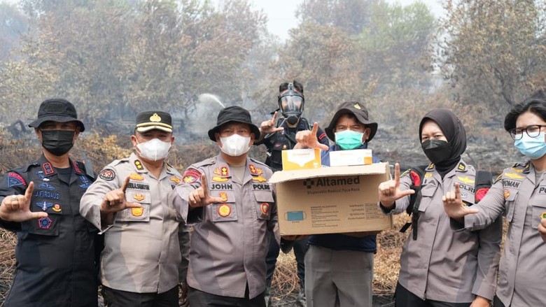 Tangani Karhutla di Pelalawan, Polda Riau Kirim 25 Ribu Masker dan Oksigen Portable