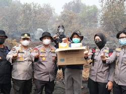 Tangani Karhutla di Pelalawan, Polda Riau Kirim 25 Ribu Masker dan Oksigen Portable