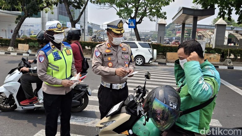 Polda Sumsel Bagikan Masker-Air untuk Ojol-Pengendara di Palembang