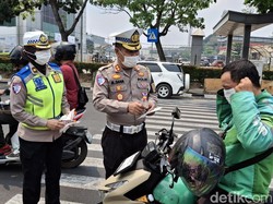 Polda Sumsel Bagikan Masker-Air untuk Ojol-Pengendara di Palembang