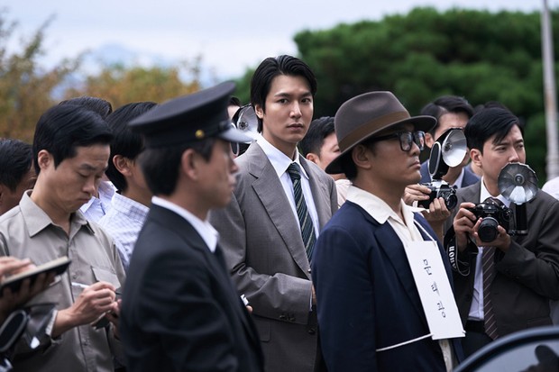Potret Lee Min Ho dalam film 'The Assassin(s)'/ Foto: instagram.com/hivemedia_corp Lee Min Ho memerankan seorang reporter bernama Young Il dalam film 'The Assassin(s)'.