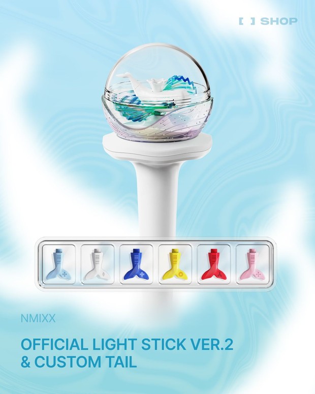 NMIXX memperbarui desain lightstick lebih kreatif di versi kedua. Logo lumba-lumba bertahan dengan tambahan fitur ekor warna-warni.