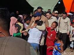 Peluk Anak-anak di Pengungsian, Prabowo Sampaikan Duka untuk Korban Gempa NTT