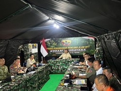 Tiba di Nagekeo NTT, Prabowo Pimpin Rapat Penanganan Pascagempa di Tenda