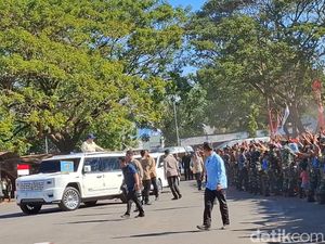 Ribuan Pengungsi Gempa Sambut Kedatangan Prabowo di Nagekeo NTT