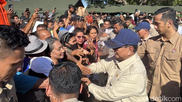 Presiden Prabowo Subianto mengecek langsung posko pengungsian gempa M 7,7 di Nagekeo, NTT, Rabu (25/8/2026).
