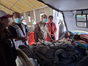 Relawan Gempa di Manggarai Tertimpa Pohon Tumbang Saat Salurkan Bantuan