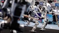 Robot Humanoid Adu Kuat di Arena Tarik Tambang
