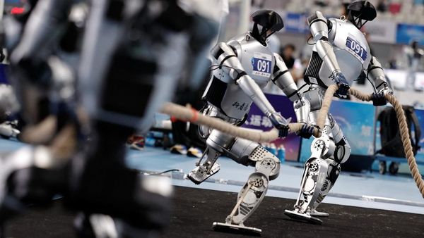 Robot Humanoid Adu Kuat di Arena Tarik Tambang