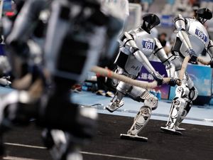 Robot Humanoid Adu Kuat di Arena Tarik Tambang