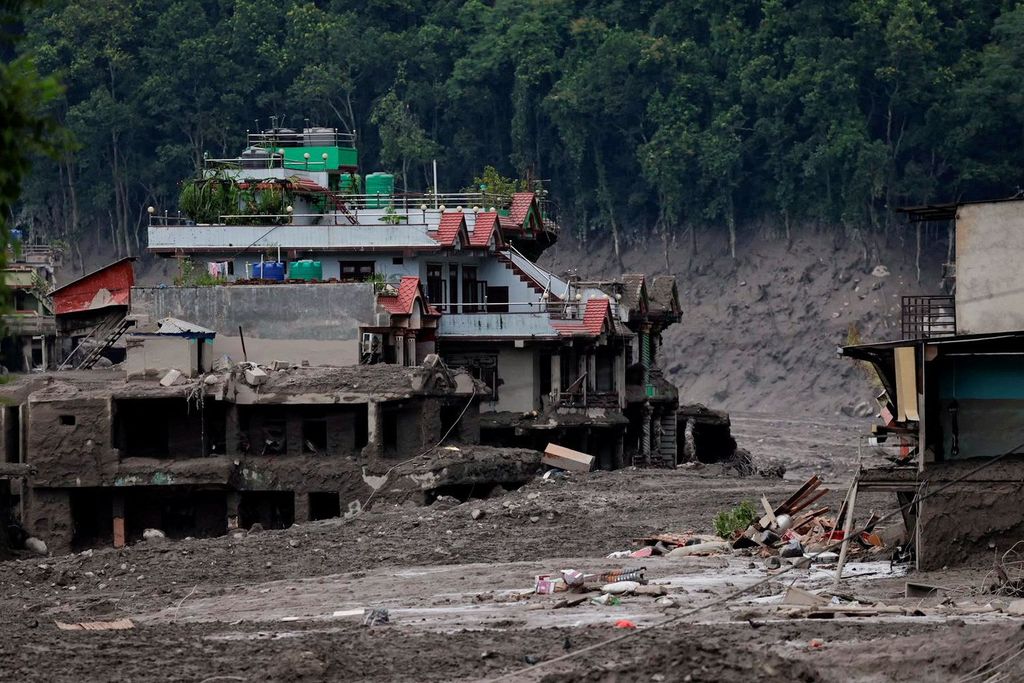 Rumah-rumah nan rusak akibat banjir bandang di Trishuli, Distrik Nuwakot, Nepal, pada 26 Agustus 2026. (REUTERS/Navesh Chitrakar)