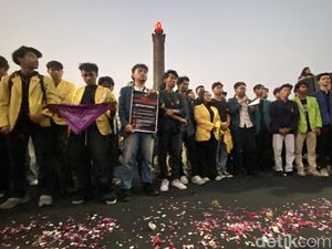 Tabur Bunga di Tugu Muda Semarang, Mahasiswa Sampaikan 5 Tuntutan