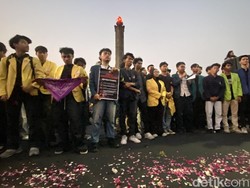 Tabur Bunga di Tugu Muda Semarang, Mahasiswa Sampaikan 5 Tuntutan