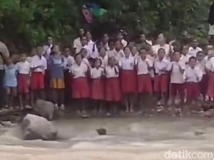 Heboh Siswa SD Nyanyi Ayo Maju-maju untuk Tantang Kadisdik Seberangi Sungai