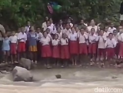 Kadis Mau Lewati Sungai Tanpa Jembatan, Siswa SD NTT Yel-yel Ayo Maju-maju