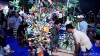 Tradisi Rebuen di Probolinggo, Warga Berebut Gunungan hingga 2 Ekor Kambing