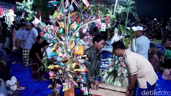 Tradisi Rebuen di Probolinggo, Warga Berebut Gunungan hingga 2 Ekor Kambing