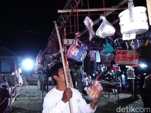 Maulid Nabi di Probolinggo Meriah, Warga Berebut Hadiah Kulkas-Kambing