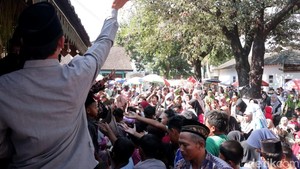 Melihat Keseruan Tradisi Tebar Koin di Ponorogo