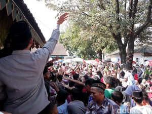 Melihat Keseruan Tradisi Tebar Koin di Ponorogo