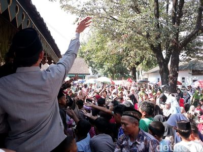 Melihat Keseruan Tradisi Tebar Koin di Ponorogo
