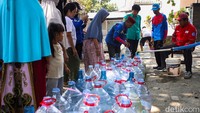 Warga Depok Antre Air Bersih di Tengah Kemarau Panjang