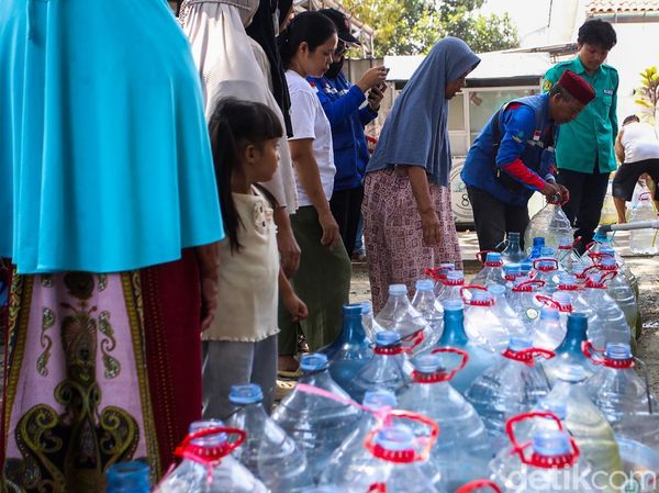 Warga Depok Antre Air Bersih di Tengah Kemarau Panjang