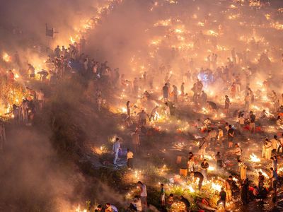 Warga Kaili Bakar Persembahan Kertas Jelang Festival Zhongyuan
