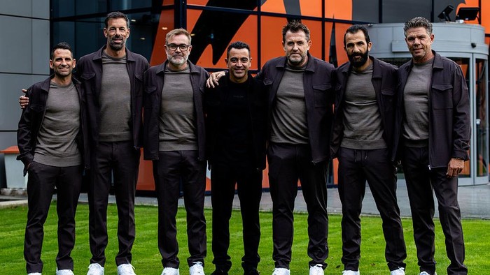 Xavi (tengah) dan jajaran stafnya di Timnas Belanda, termasuk legenda Manchester United Ruud van Nistelrooy (kedua dari kiri).