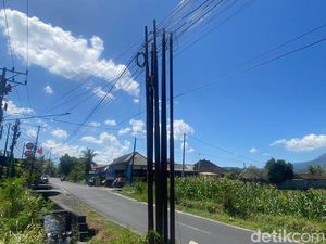 Tiang Provider Semrawut di Karangasem, PUPR Akui Tak Bisa Menindak
