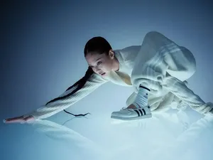 Jennie BLACKPINK Ubah adidas Superstar Jadi Ballet Sneakers yang Chic