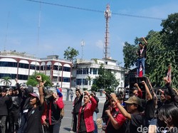 Aksi di Balai Kota Medan, Massa Tuntut Soal Rayap Besi hingga Banjir