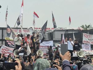 Andre Rosiade dkk Temui Massa AMPB Depan DPR, Naik Mobil Komando
