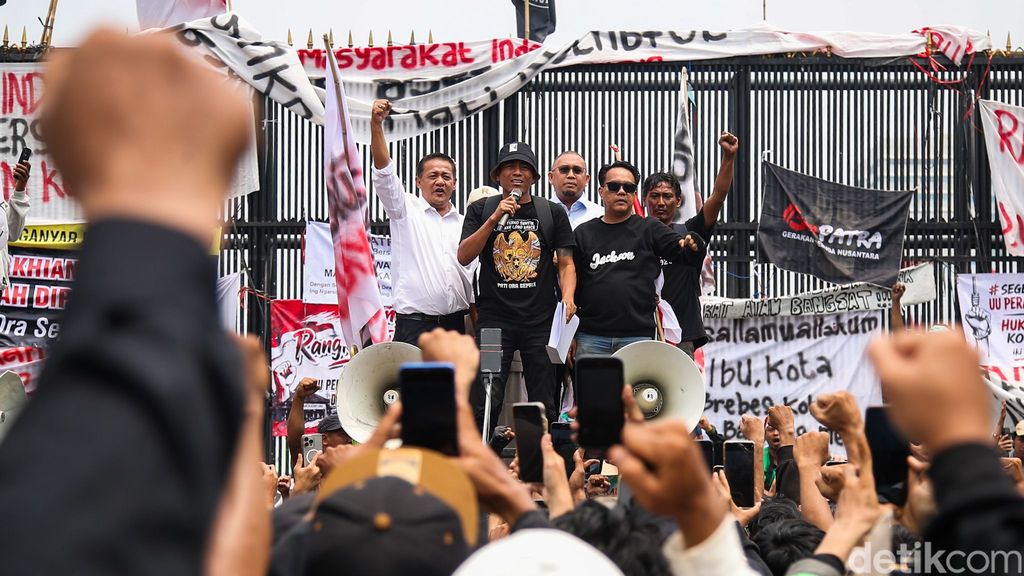 Sejumlah anggota DPR RI menemui massa Aliansi Masyarakat Pati Bersatu (AMPB) yang menggelar aksi di depan Gedung DPR, Jakarta, Kamis (27/8/2026).
