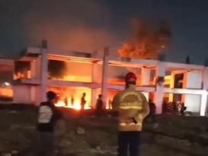 Asap Mengepul Saat Alang-alang Terbakar di Area FT UNM Parangtambung